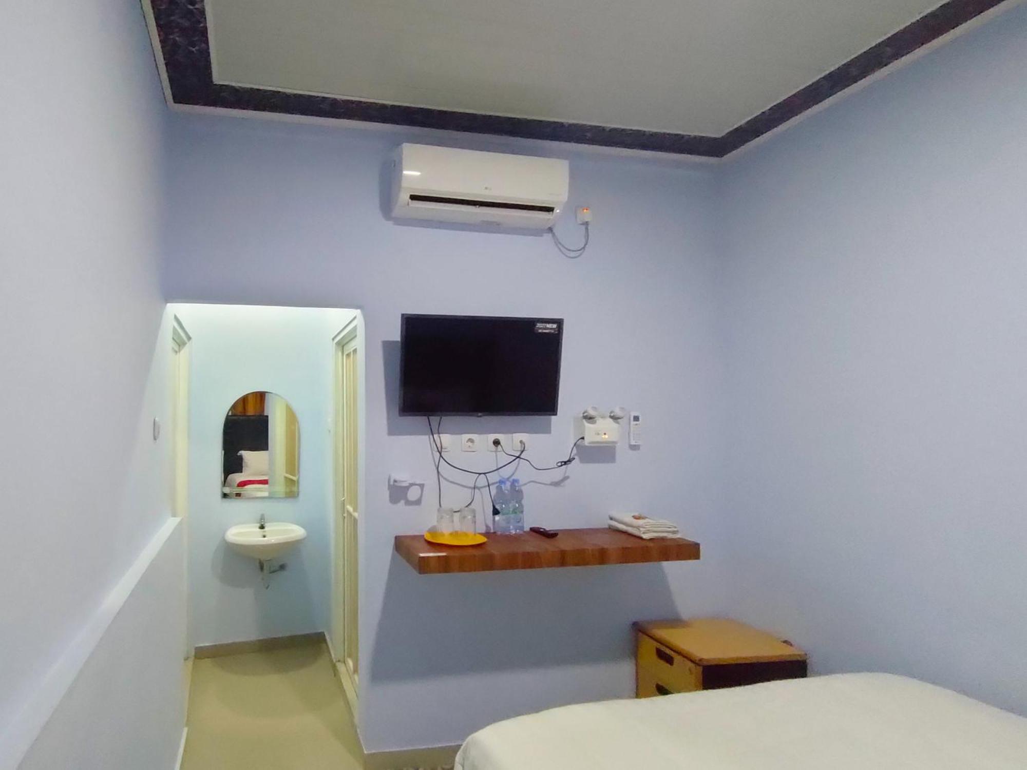 Hotel Reddoorz Syariah Near Stasiun Wates Wates  Esterno foto